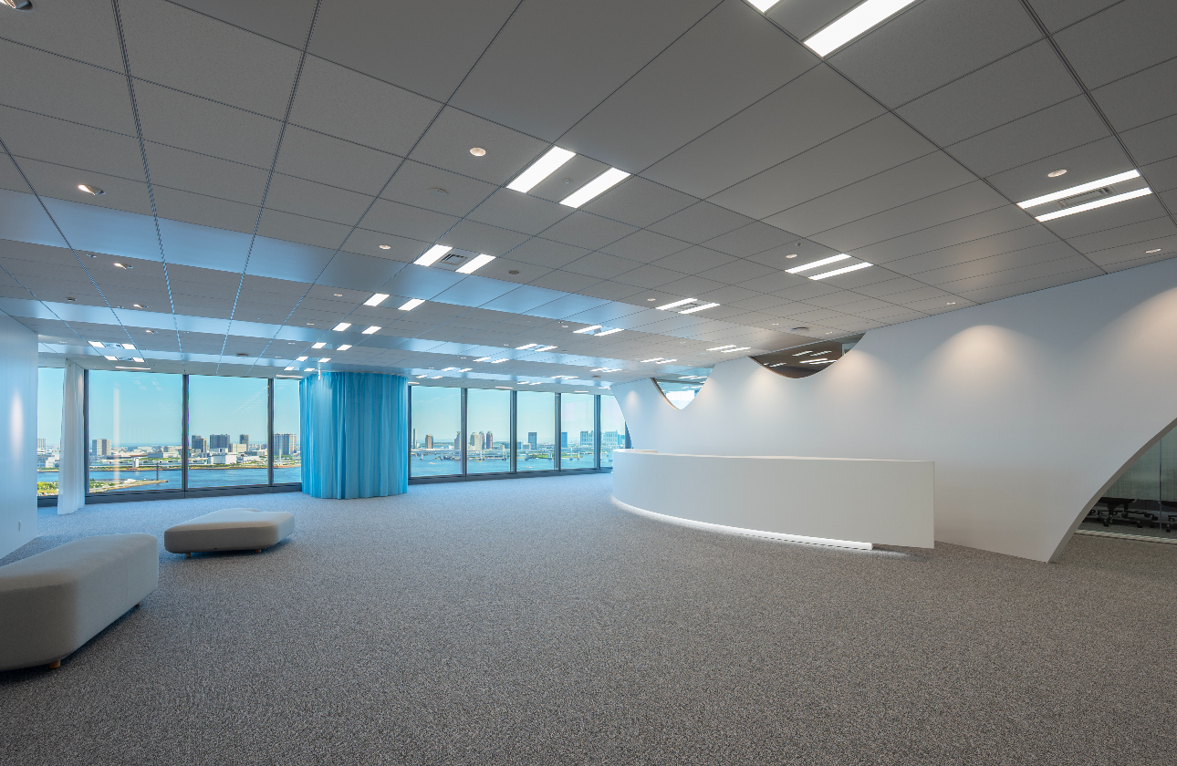 新オフィス名は「BLUE FRONT SHIBAURA TOWER S 」　※写真は受付の様子