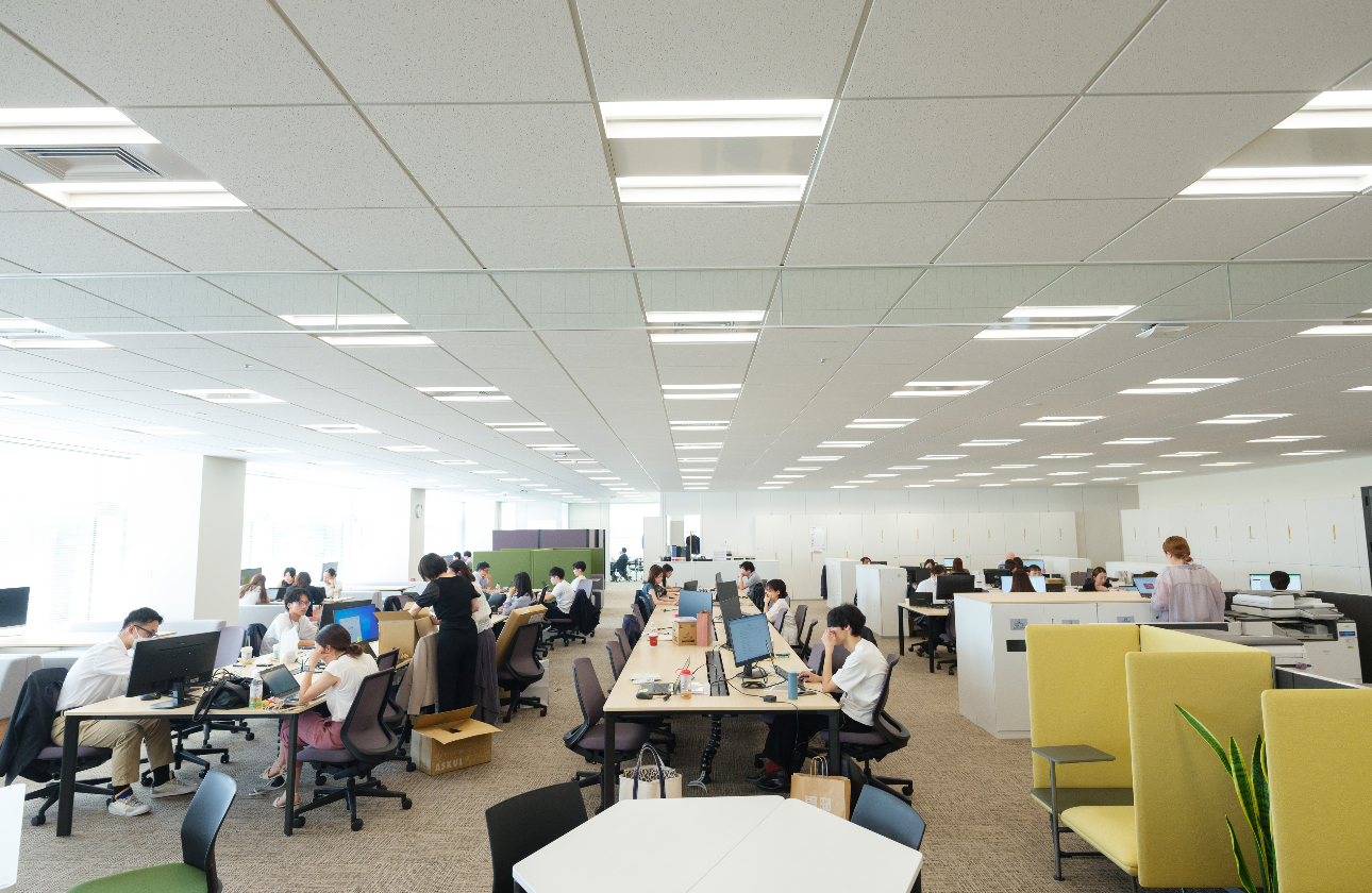 フレックス制度ならびにリモート制度を導入し、家庭環境や個別の事情に応じてフレキシブルに働ける環境づくりを強化しています。