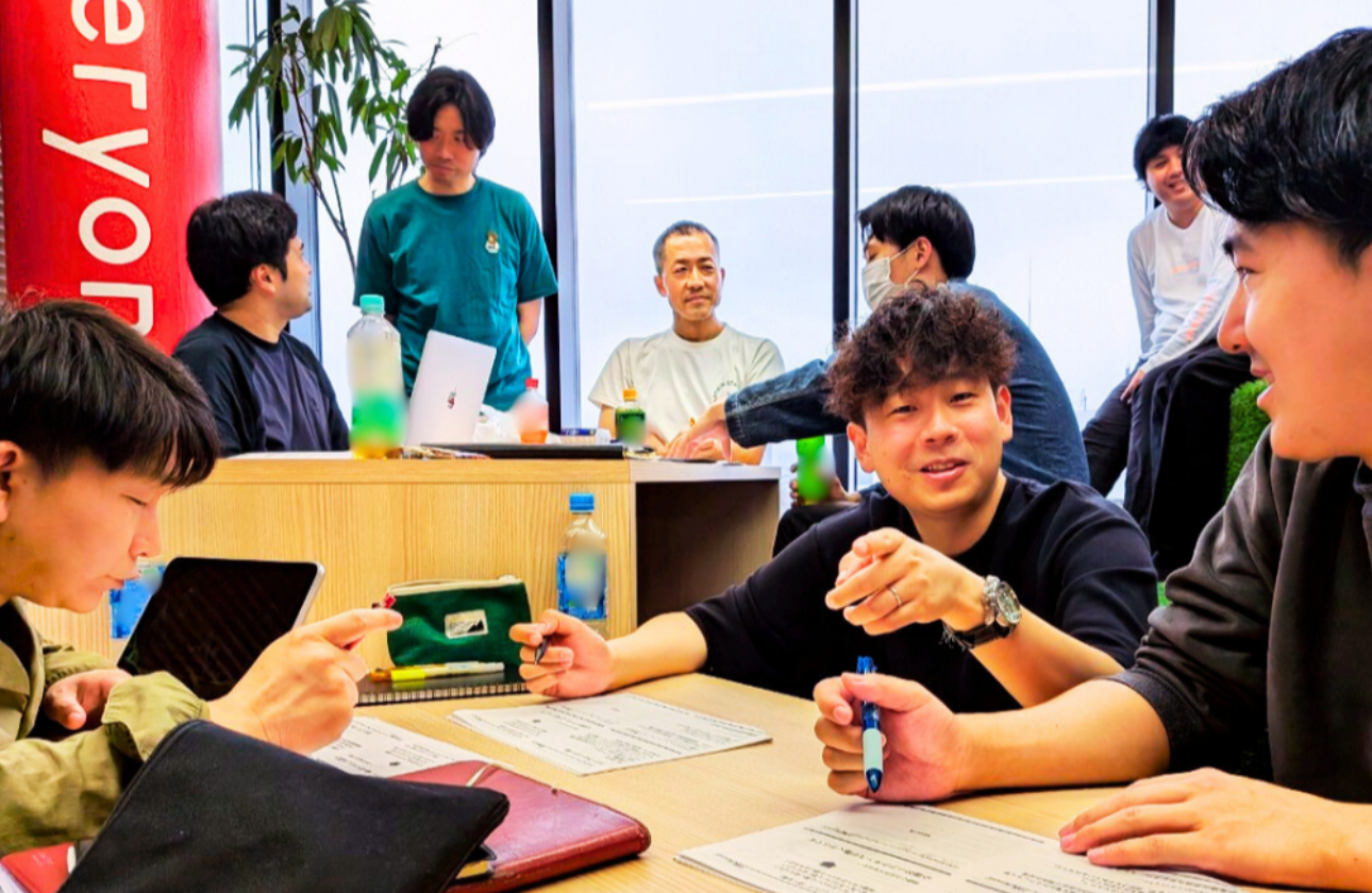 毎月一度のMTGでは、必ず顔をあわせてお話することを大事にしています！
できたばかりのピカピカオフィスで笑いの絶えないMTGが特徴★