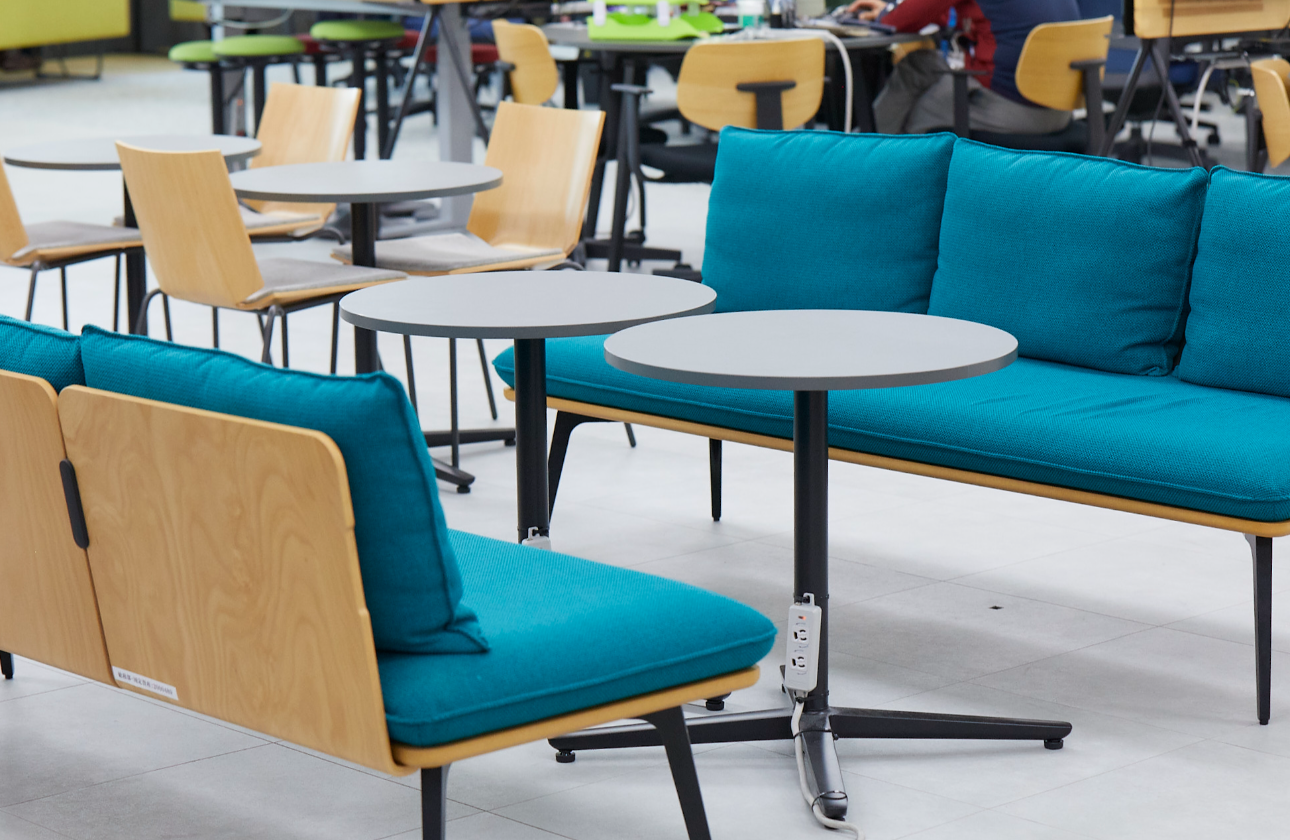 部門を横断して連携しながら仕事に取り組みやすいように、フリーアドレスを採用しています。