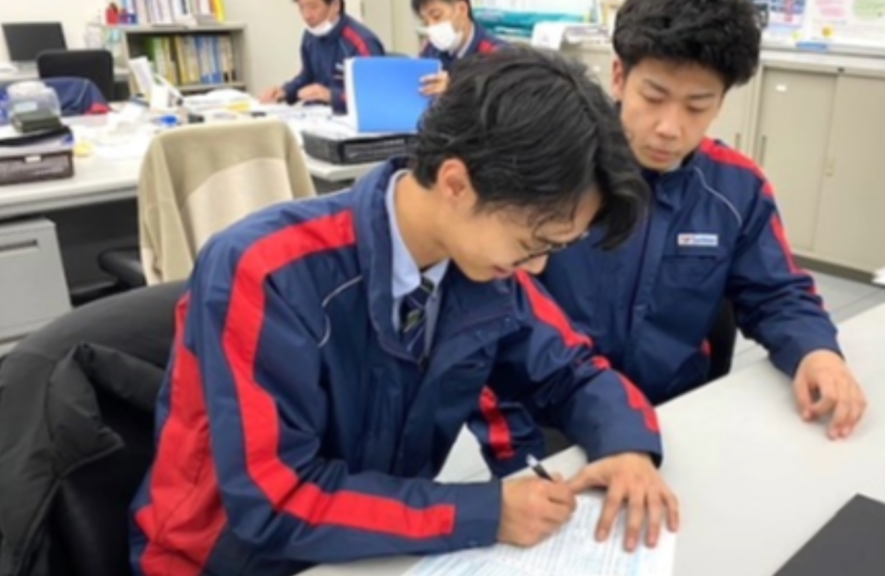 先輩社員が丁寧に教えてくれますので、分からないことはどんどん聞いてくださいね！
