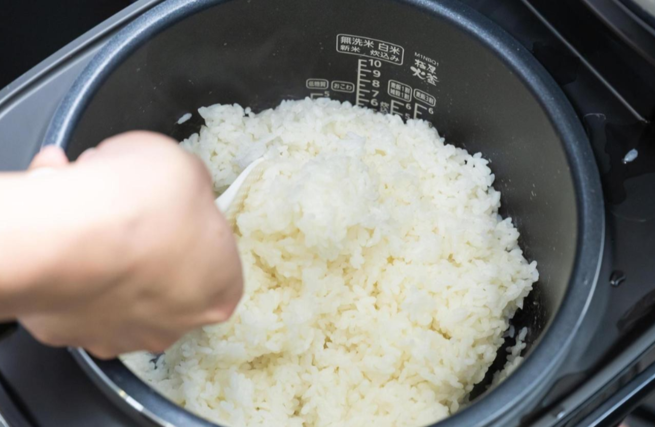 白米食べ放題制度・プロテイン飲み放題制度
社内の炊飯器でいつでも無料でほかほかご飯が食べられ、プロテインも常備!おなかもからだも満たせます。