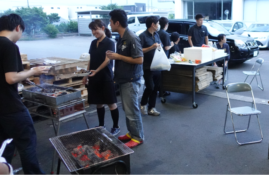 社員同士でのBBQ大会の様子