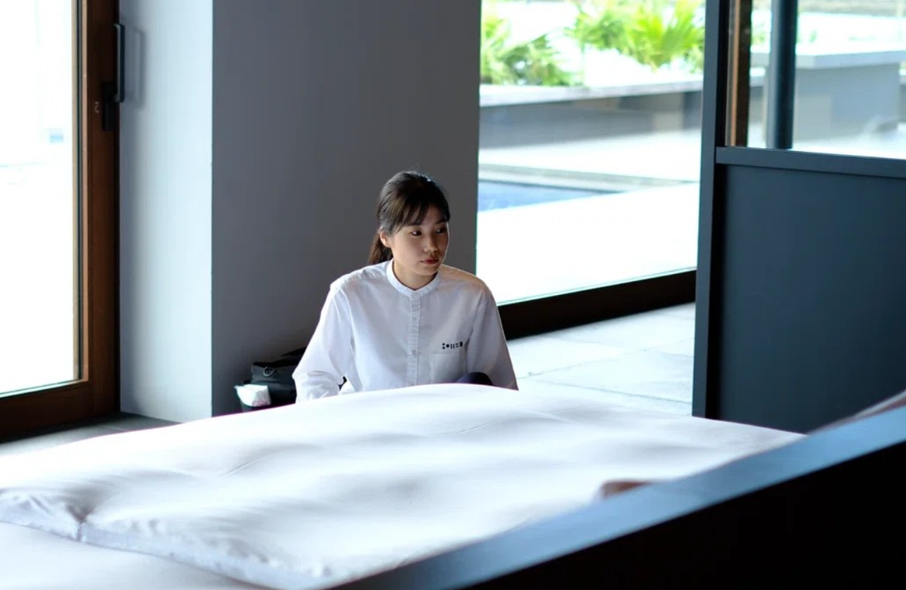 NOT A HOTEL MANAGEMENT について