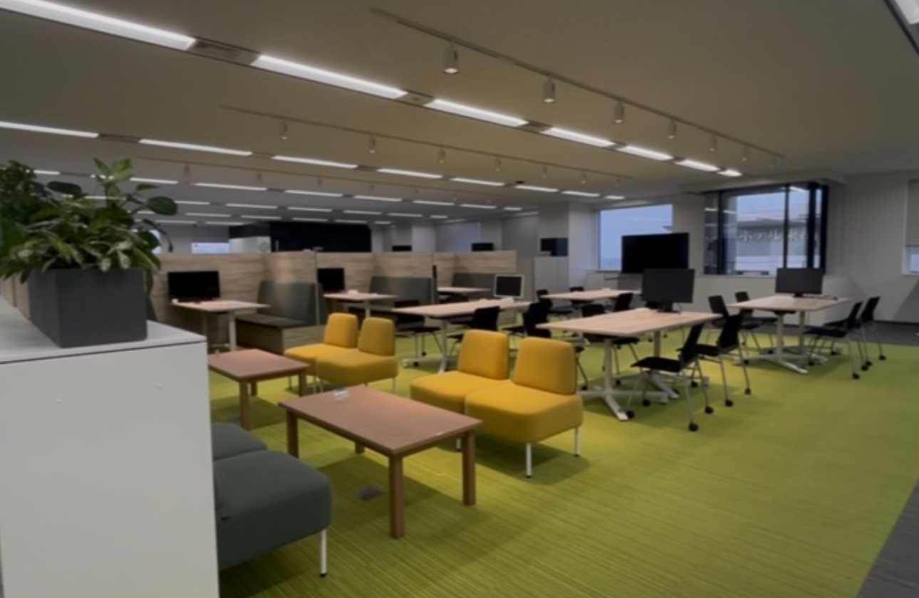 本社のオフィスはフリーアドレス。部署や役職を超えたコミュニケーションが自然に生まれ新しい発想や連携が促進されています。