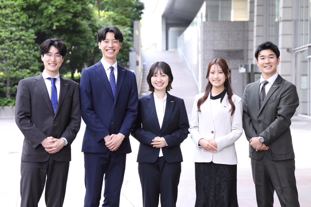 蝶理株式会社　新卒採用担当の（左から）宋・岡本・花島・岩田・岡山です。
今後の会社説明会や選考でお会いできることを楽しみにしています。