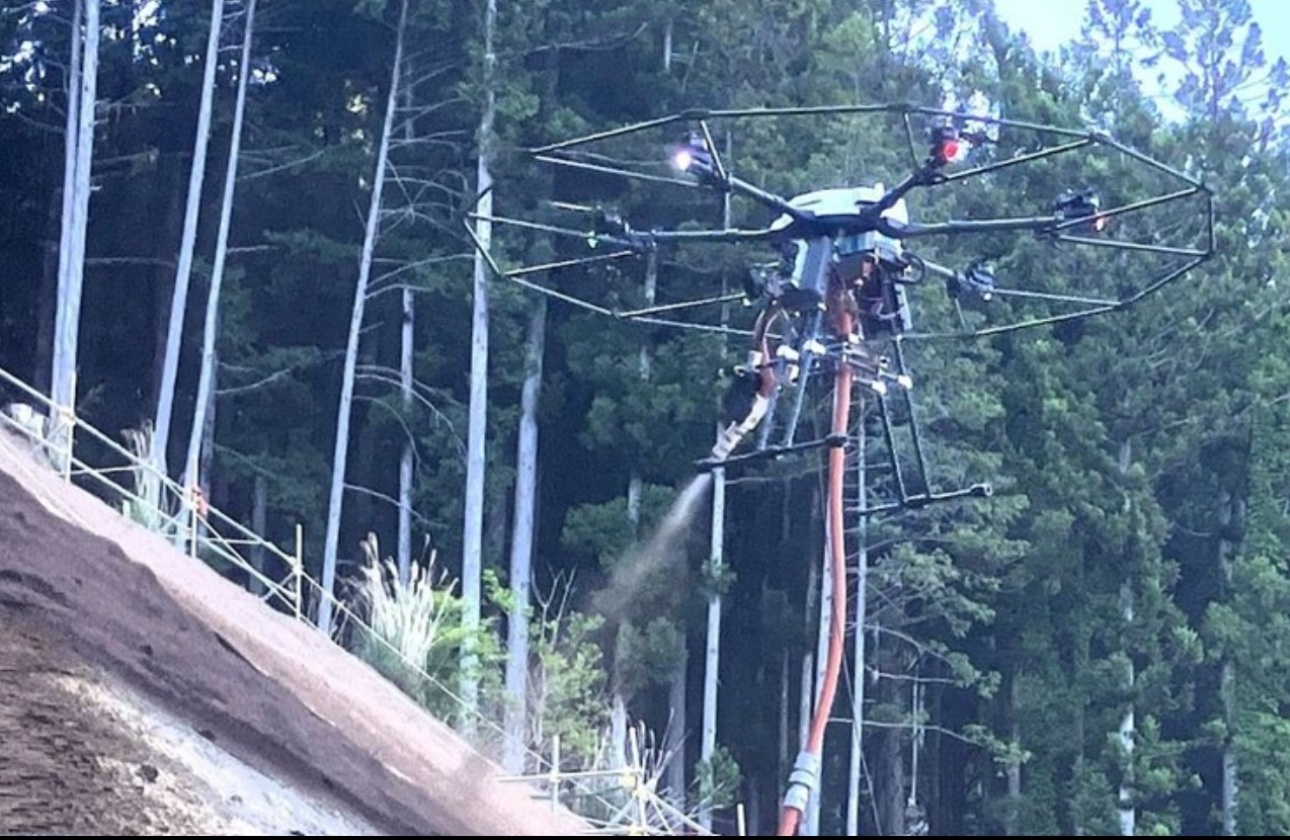 世界初の大型有線給電ドローンによる法面緑化工法を現場導入!