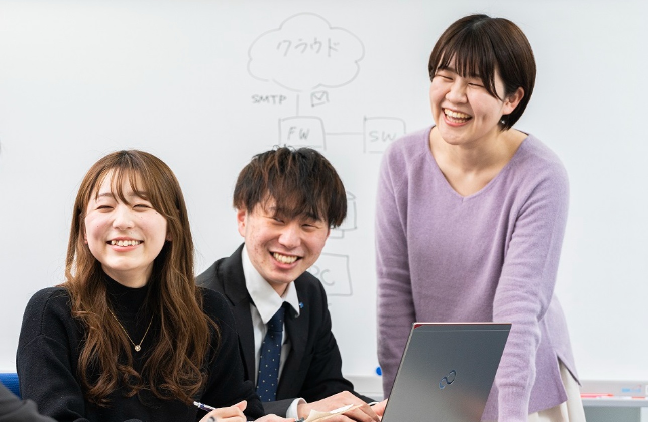 自社オフィスで上司や先輩社員と一緒に成長できます