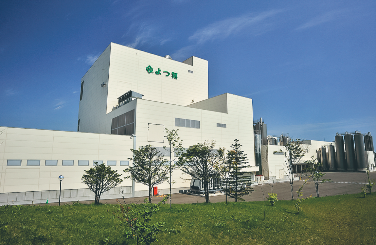 よつ葉乳業では北海道産生乳の約20%を受け入れています。
当社のメイン工場、十勝主管工場は日本最大規模の乳製品工場です。