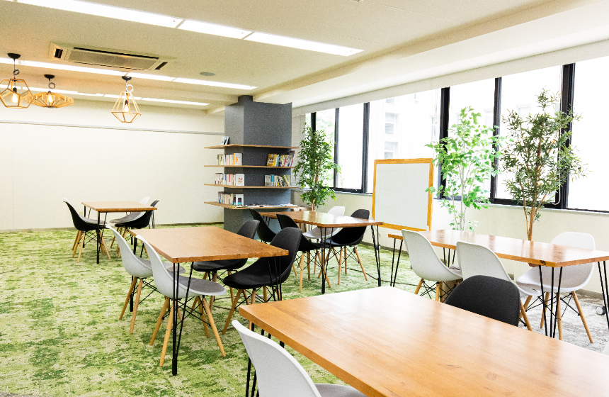 社内の働く環境も改善し続けています。
会議室ではない場所でMTGをすることで発想やアイデアが広がります。