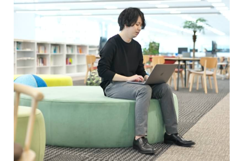 本社の社員執務エリアの中心にあるコラボレーションエリアです。
リラックスして仕事・コミュニケーションできる環境が用意されています。