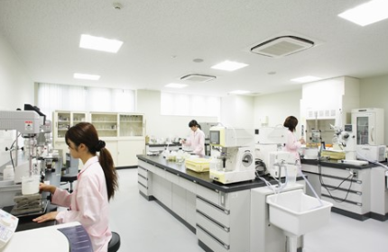 5000人余りの健康な女性の肌解析を独自に行い、シミ、しわ、毛穴などの貴重な肌データをもとに化粧品を開発しています。