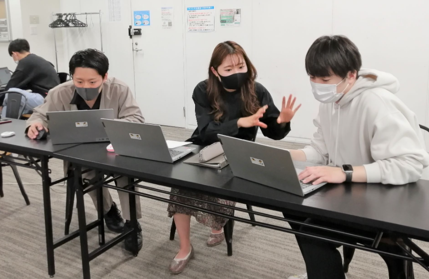 ■当社の魅力／【基本的なマナーから理論まで幅広く体得できる新卒研修と自己啓発支援制度】