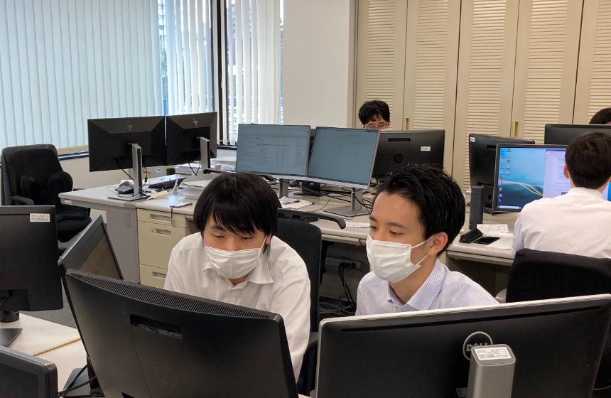 技術部の様子です。わからないことがあれば同僚や先輩、上司と相談しながら開発に取り組んでいます。
