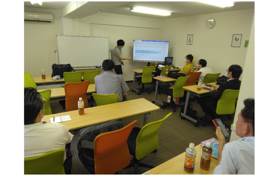毎月開催しているグループミーティングでの勉強会風景