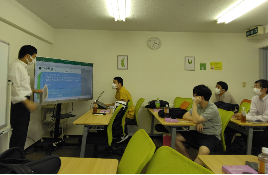 自社製品の開発に向けて企画・開発・検討メンバーです。皆で企画を出して検討しています。