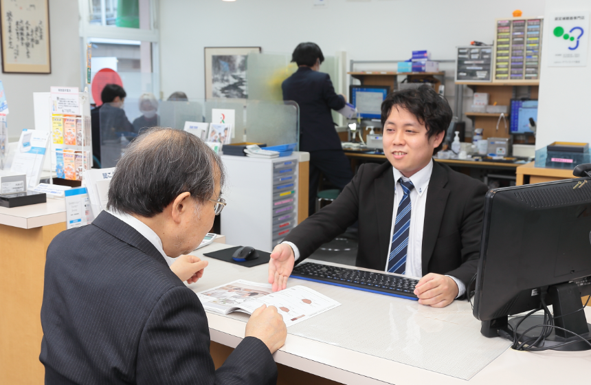 補聴器で人助けをする