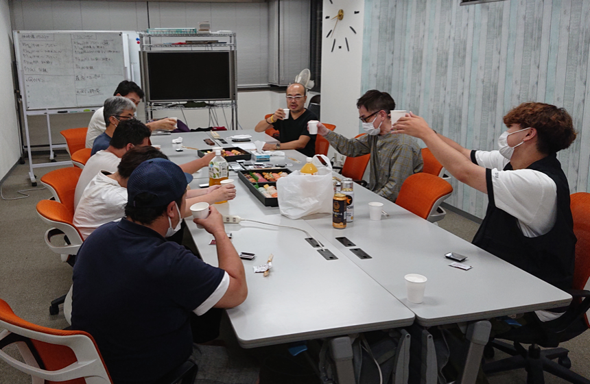会社設立１５周年を祝って、お寿司で乾杯しました