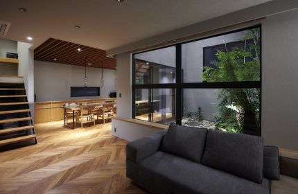 弊社は、木造住宅や木造建築の魅力を継承しながらも洗練されたデザイン性や住み心地の良い機能性も兼ね備えた住まいを提供しています。