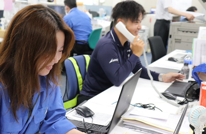 パソコン業務や電話対応・社内の人とのMTGが多いです。
バックヤードで”人を支えたい”という方はうってつけのお仕事です。