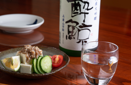 「酔鯨」は、料理の味を引き立てる日本酒です。食材の旨味を膨らませる「食中酒」として、様々なお料理とのペアリングを楽しんでいただいています。