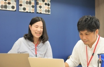 「面白いと思ったことは何でもやってみよう!」「挑戦をしないことが失敗」という考えがトップはもちろん、社員全員の共通認識です。当社では新人だろうとベテランだろうと関係なく、活発な意見交換が常に行われています。だからこそ、大切なのは誰に対しても物怖じせずに意見やアイデアを出せる積極性です。全員が意見を出し合い、企画やアイデアをブラッシュアップしよりよいものを生み出していきます。そのような環境だから、社員の成長が早い!20代、30代の若手が活躍中です!!