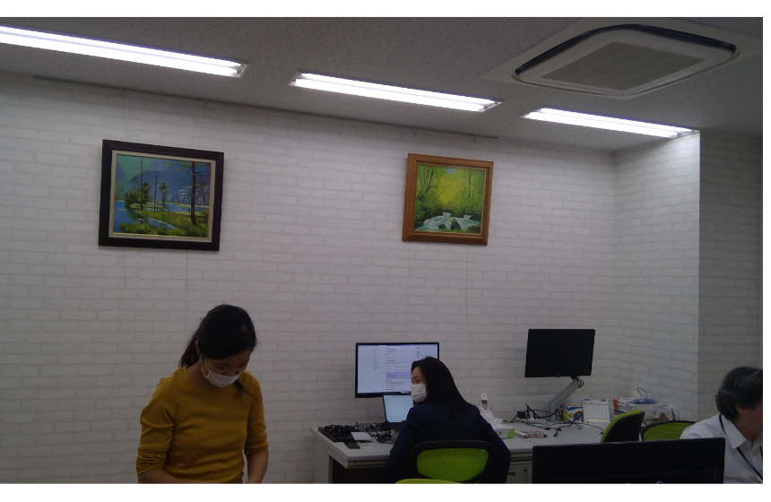 和気あいあいとする場面もありますが、仕事となると社員みな真剣にパソコンに向かっています。どちらかといえば、静かで集中できる環境です。