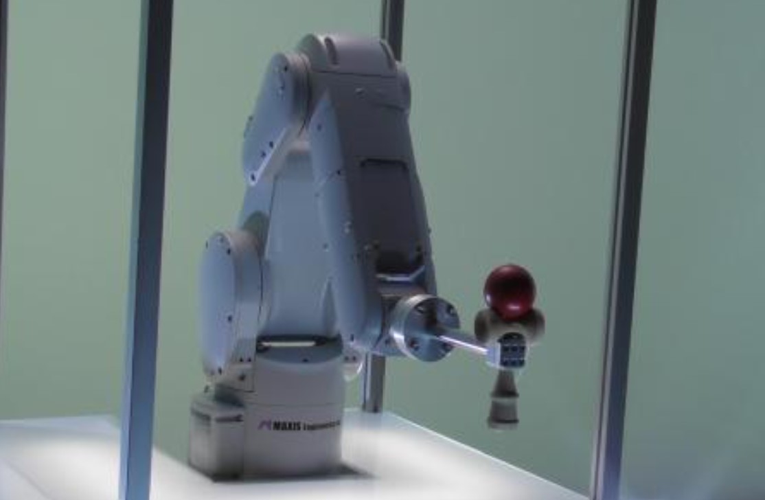 「人間にできない技をロボットが実現したら面白いんじゃないか?」そんな遊び心から生まれた「けん玉ロボット」