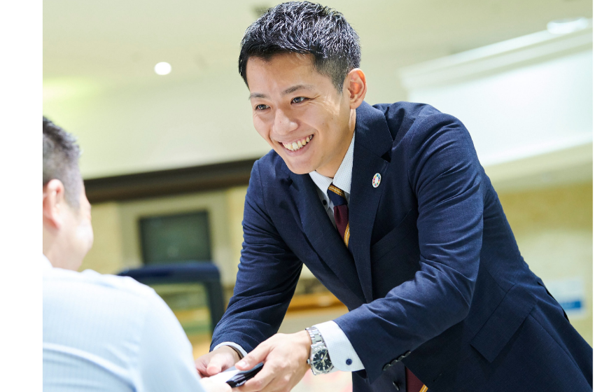 車を販売する仕事ですが、それ以上に大切なのが販売後のフォロー。いつまでも快適にお乗りいただくために、定期的に点検・整備をご案内します。