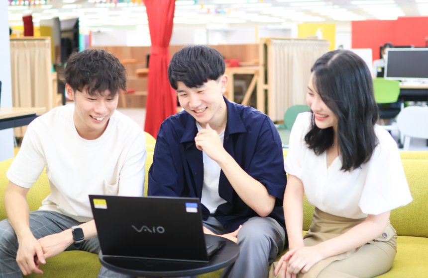 座席はフリーアドレス制！社内カフェラウンジあり！