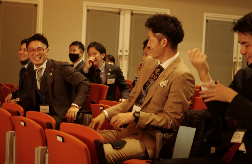 私たちの会社には様々な個性を持った人が集まっています。
いつも楽しく時には厳しく。
全国最高峰を目指して成長できる環境がここにあります。