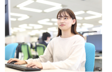 基本情報技術者の資格取得をめざす内定者研修のほか、3カ月間の新人研修を用意。プログラミング未経験からでも、安心してキャリアをスタートできる環境が整っている。