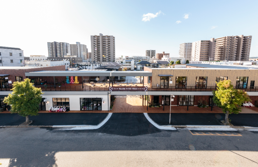グループ企業と地元の企画会社で作り上げた問屋町テラス。天満屋は、グループ、そして地域でシナジーを発揮しながら、街の発展に寄与しています。