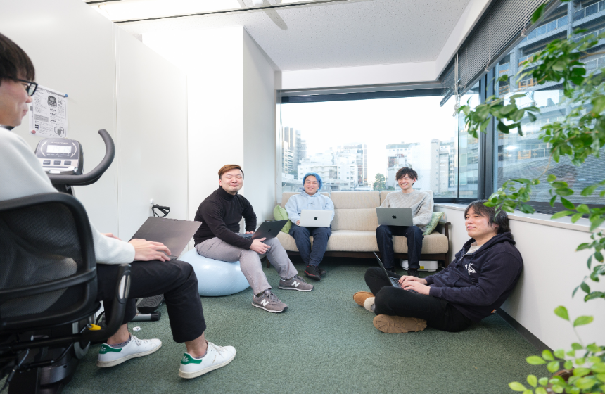 出社した際は、リラックスした環境で社員同士のコミュニケーションが取れるよう工夫をしています。