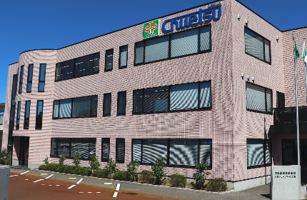 新潟市中央区にある本社の社屋です。新潟駅から車で５分程度でアクセスも便利です。