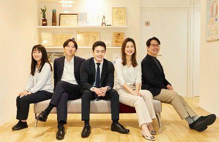 落ちついたスマートな雰囲気の社員が多いです。年齢やキャリアにかかわらず仕事を任せてもらえるので、若い年次から成長できる環境です!