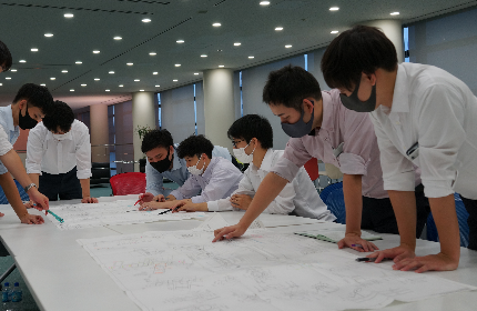 職種問わず、座学研修とOJTを合わせて、約1年間の新人研修を実施しております。配属後も定期的に研修を行い、スキルアップをサポートします。