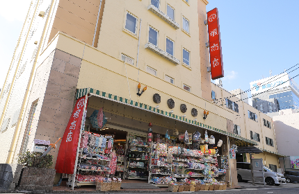 名古屋駅徒歩15分の本社兼店舗、隣には在庫拠点である配送センターが隣接。お客様駐車場も14台用意しています。