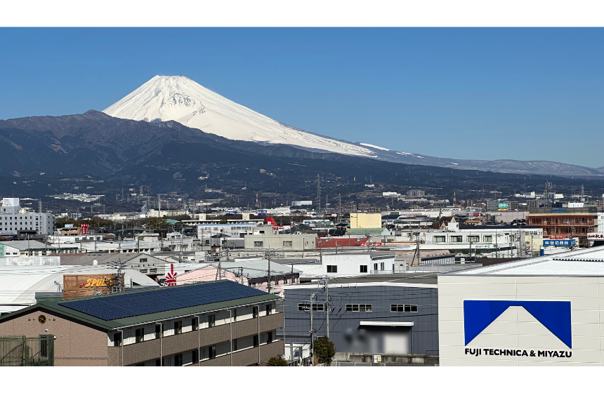 当社から富士山が見えた際の景色になります。