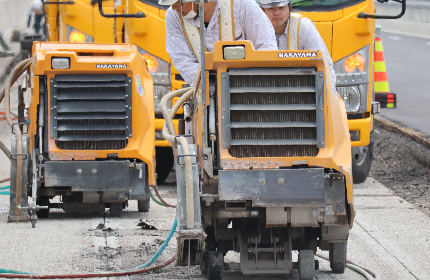地震に強い水道管を作るための道路切断:ダイヤモンド工法