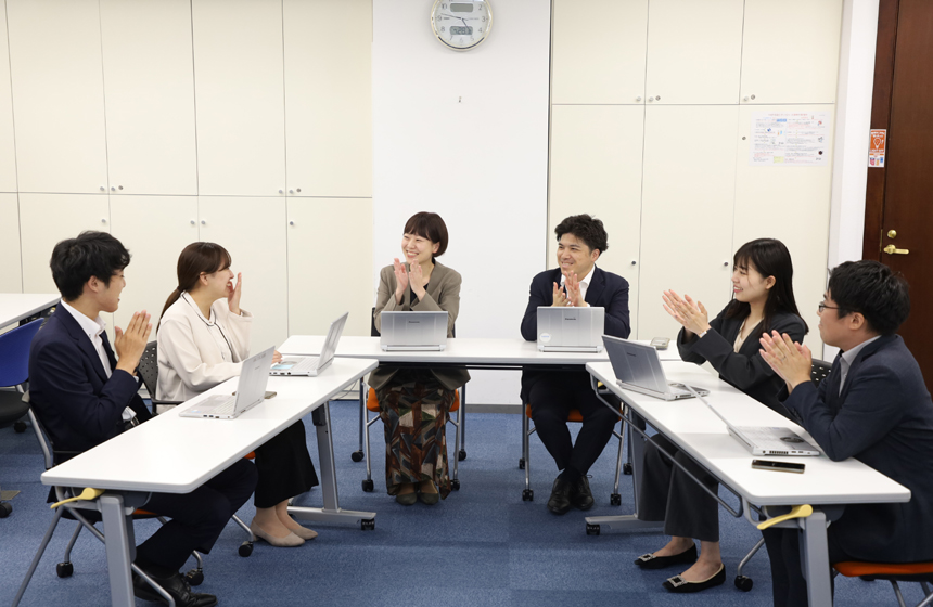 仲間とのつながりを大事にする、拍手と握手の文化が根付いた会社です。