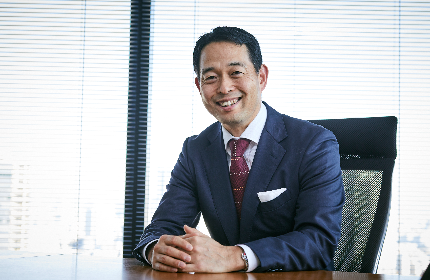 気さくな人柄で、クライアントのみならず、私たち社員との対話も大切にしています。