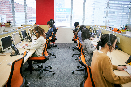 私たちTMJの中核を担うBPOはコンタクトセンターです。
社員は、センター管理者（SV）として業務改善や効率化を企画・運用します。
