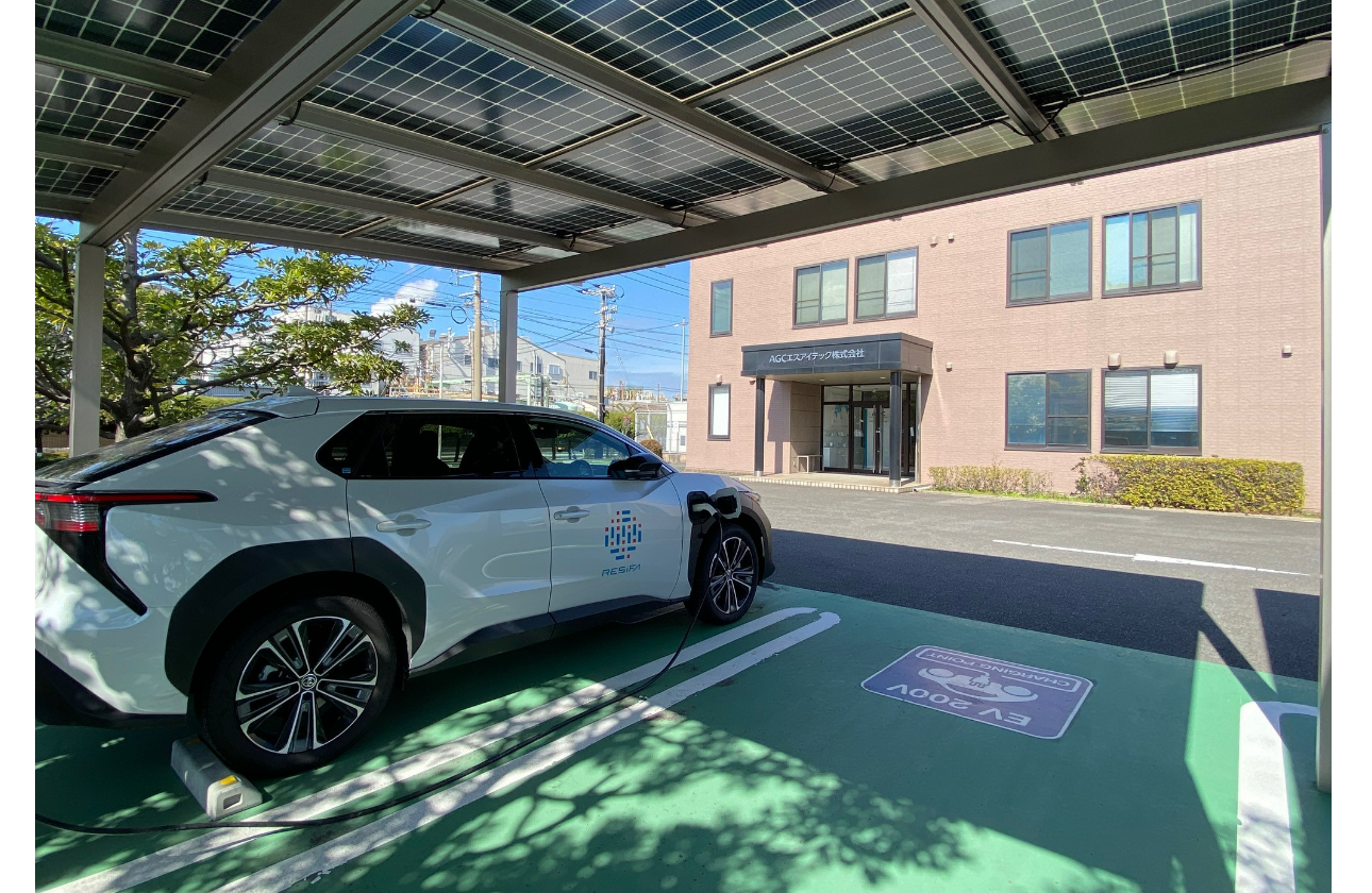 社用車は完全電気自動車となっており、付設の充電ステーションは、カーポートの天井に設置されたソーラーパネルからの電力も一部活用しています。