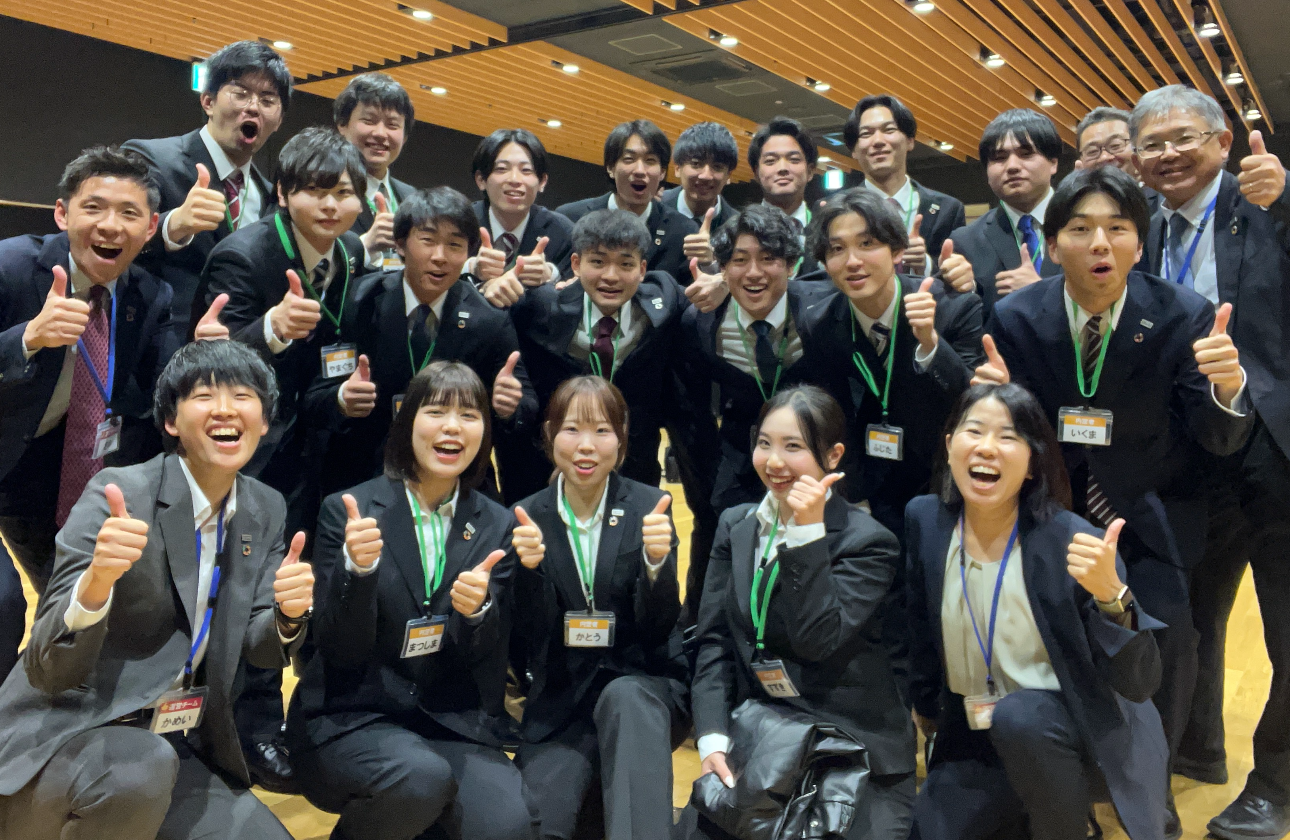 皆さんの1期先輩の24新卒内定者です！
学歴は一切問いません！エネチタで一緒にチームワークよく働ける方をお待ちしています★
