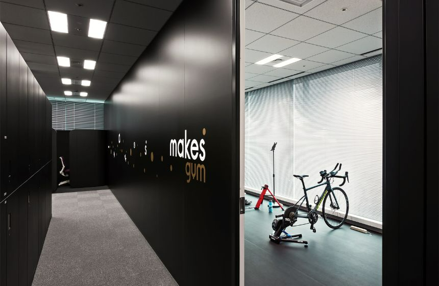 社員がリフレッシュするためのトレーニングジムです。始業前、昼休み、業務後などに活用しています！