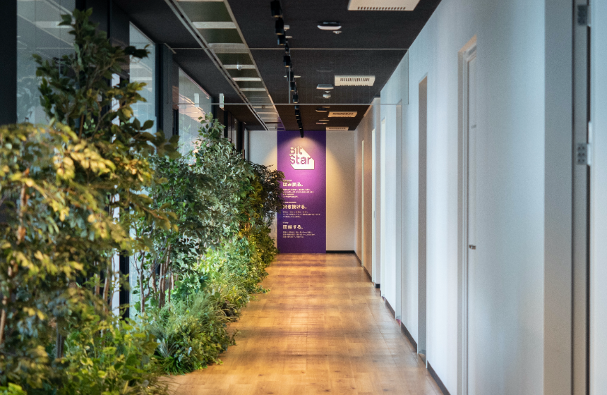 渋谷駅徒歩1分にオフィスがあります。廊下の左側に会議室、右側に自社スタジオを設けています。