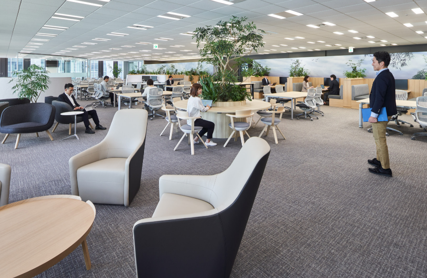 
コラボレーションで価値創造する場として社内のいたるところに設けられたコミュニケーションスペースがあります。