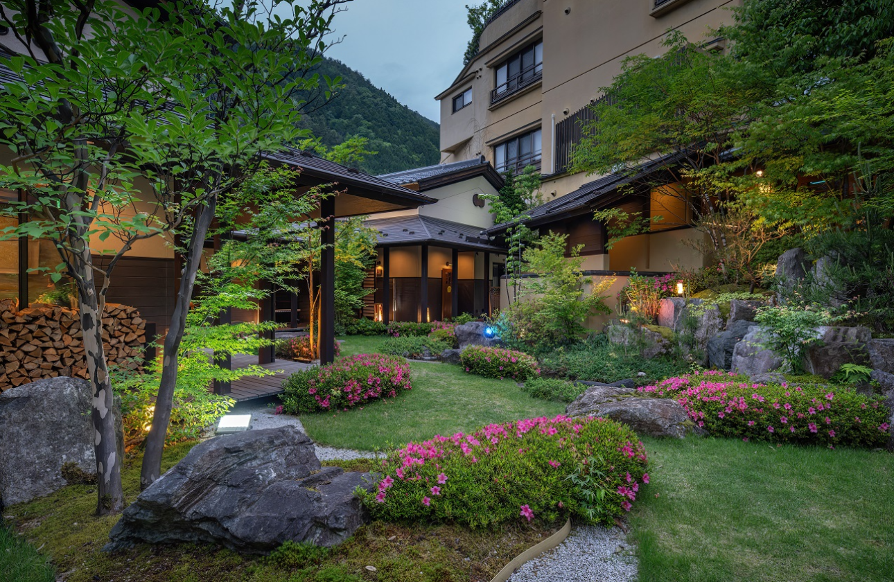 日本庭園が日本旅館の和のおもてなしを作り出し、高級感のある旅館です。