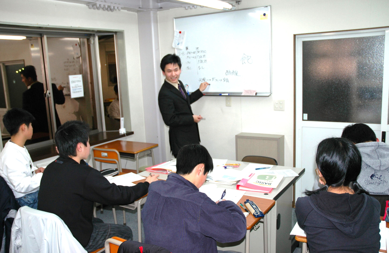 講師1人に対して最大6名の生徒を受け持ちます。
また、学校の教科書に準拠したテキストを使って授業を進めていきます。